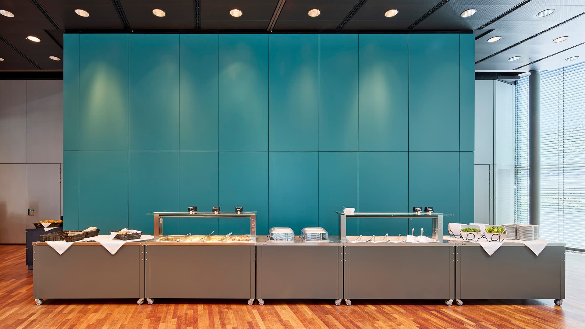 B.PRO Catering News Schwabenlandhalle Speisenausgabemodule vor grüner Wand
