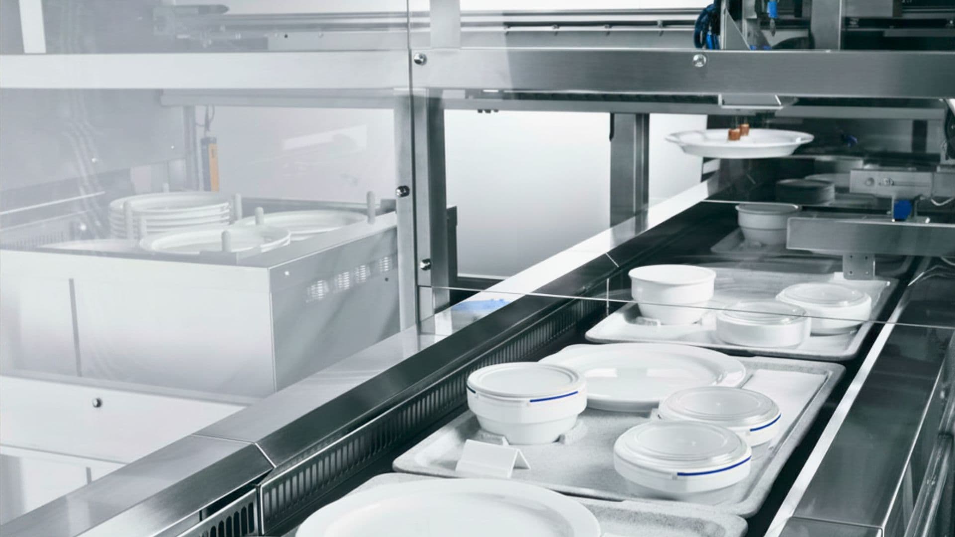 Tray loading on the food distribution conveyor belt using porcelain