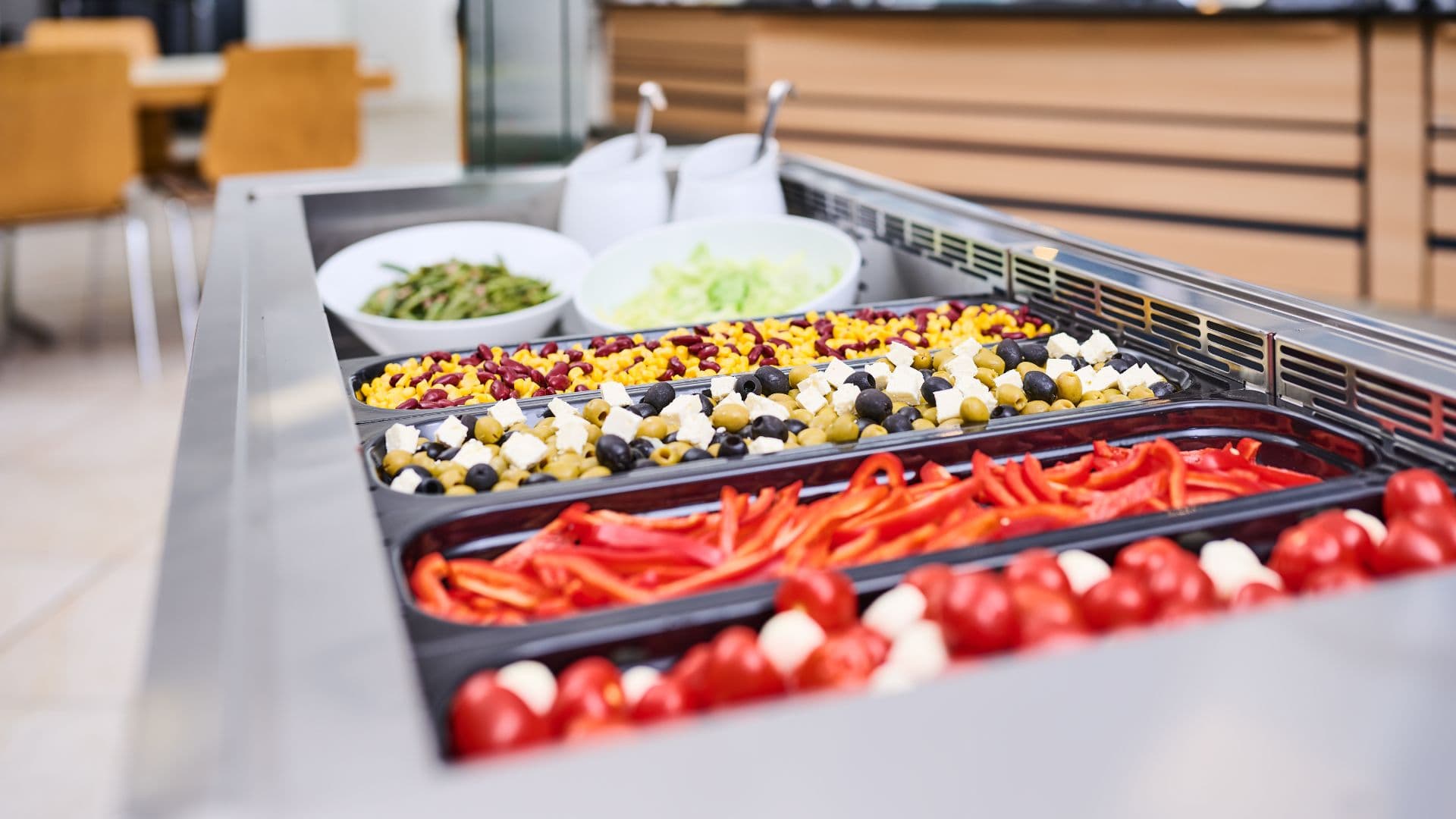 B.PRO BASIC LINE UK vollbestückt im Einsatz am Salatbuffet