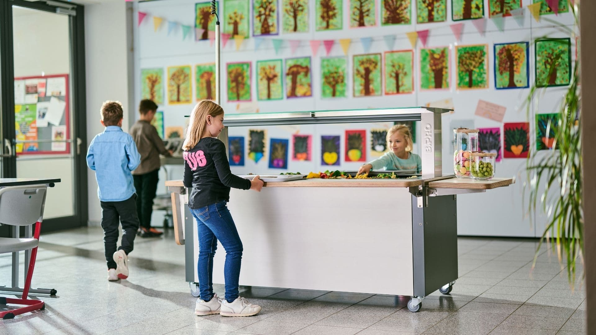 Niños en el comedor de BPRO Basic Line Kids