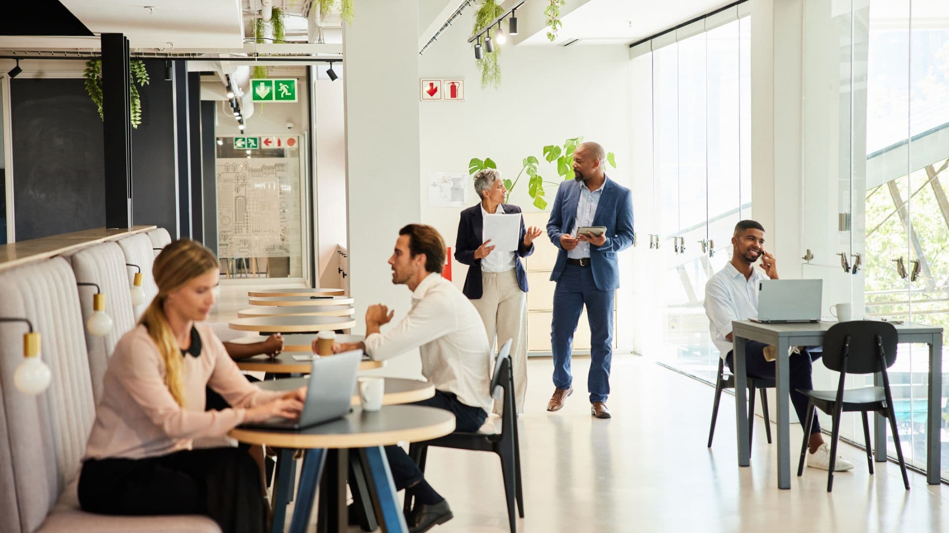 Rückkehr aus dem Homeoffice, Mitarbeiter in Kantine