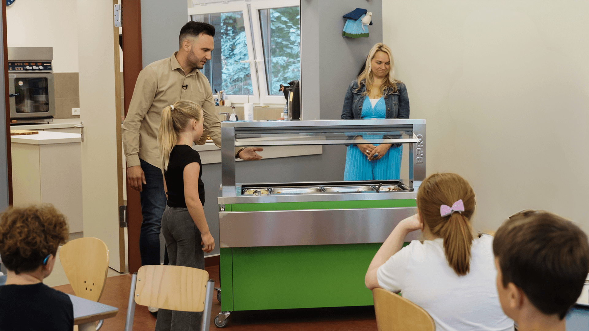 El director de producto Patrick Hilpp durante la entrega de una barra de ensaladas BASIC LINE Kids como donación de BPro