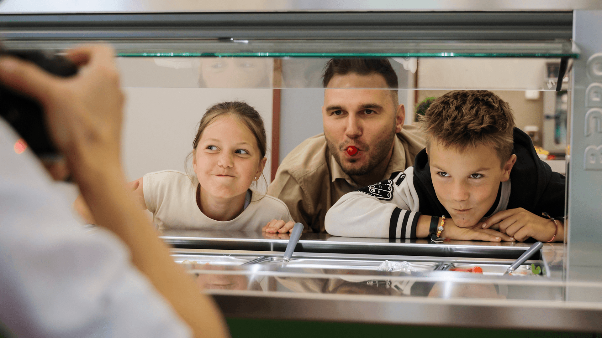 El director de producto Patrick Hilpp durante la entrega de una barra de ensaladas BASIC LINE Kids como donación de BPro