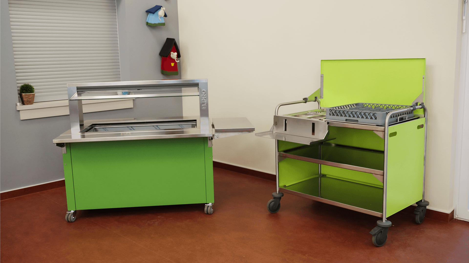 Mostrador de ensaladas durante la entrega de un mostrador de ensaladas BASIC LINE Kids como donación de BPro