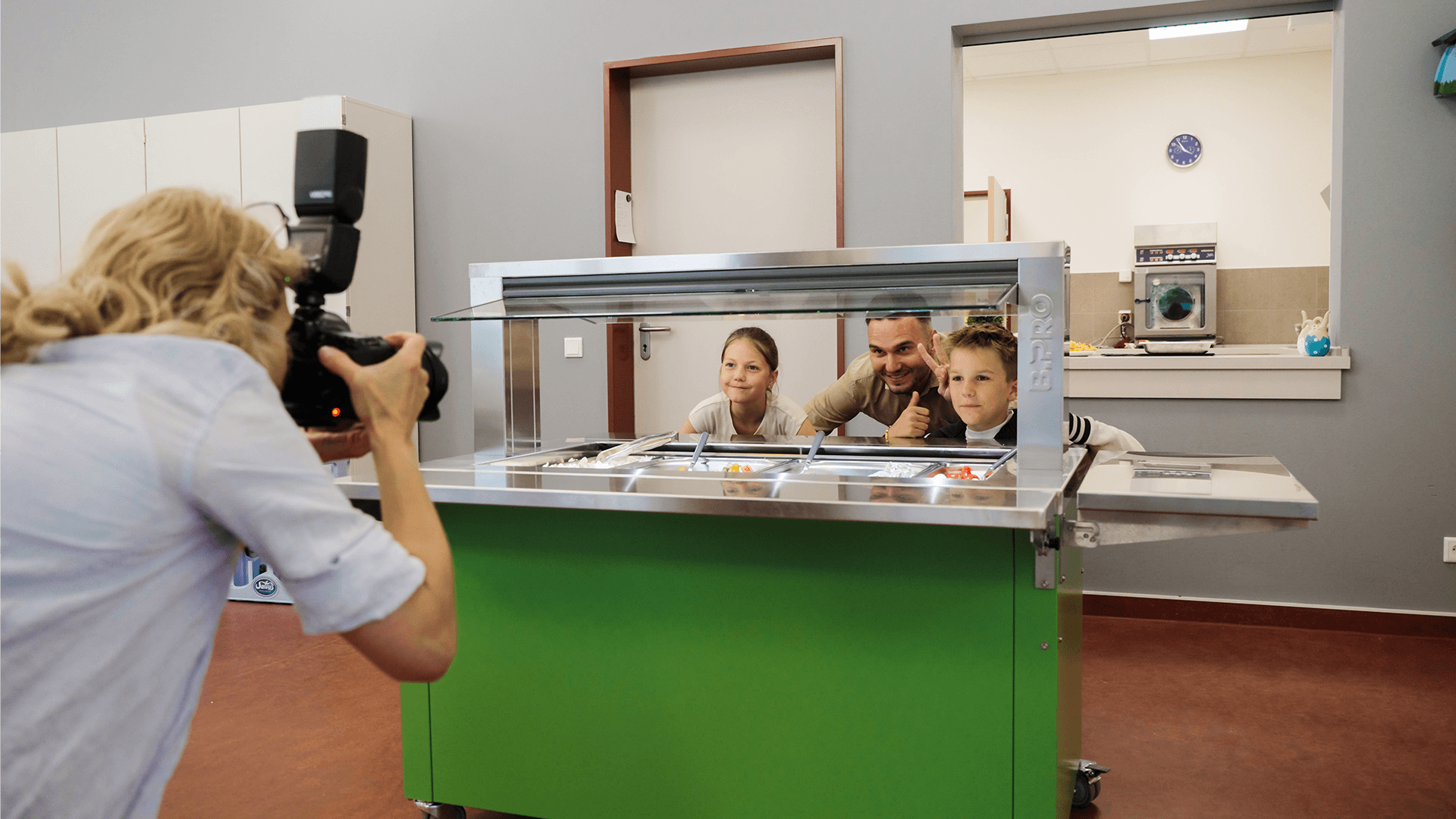 El director de producto Patrick Hilpp durante la entrega de una barra de ensaladas BASIC LINE Kids como donación de BPro