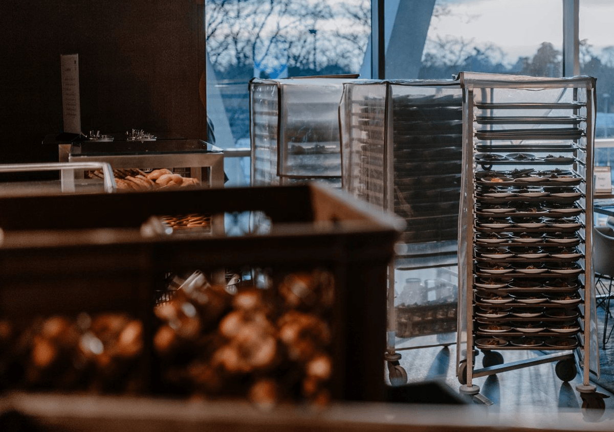 Regalwagen in der Bäckerei