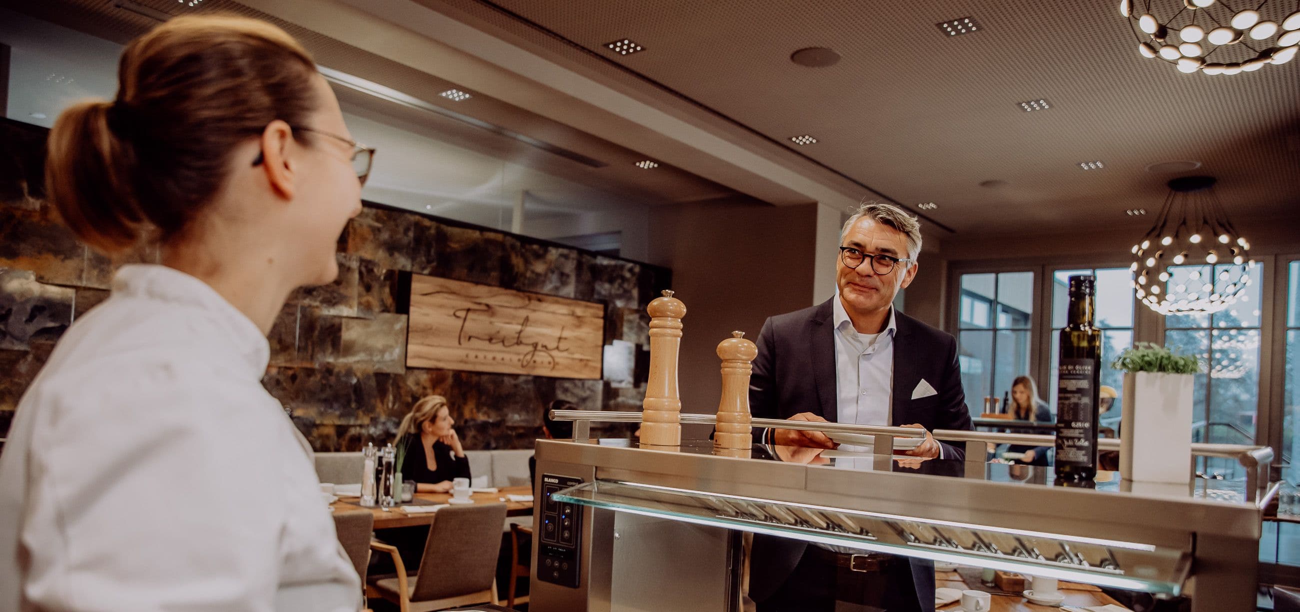 Mann bekommt ein Frühstück im Hotel von einer Front cooking Station