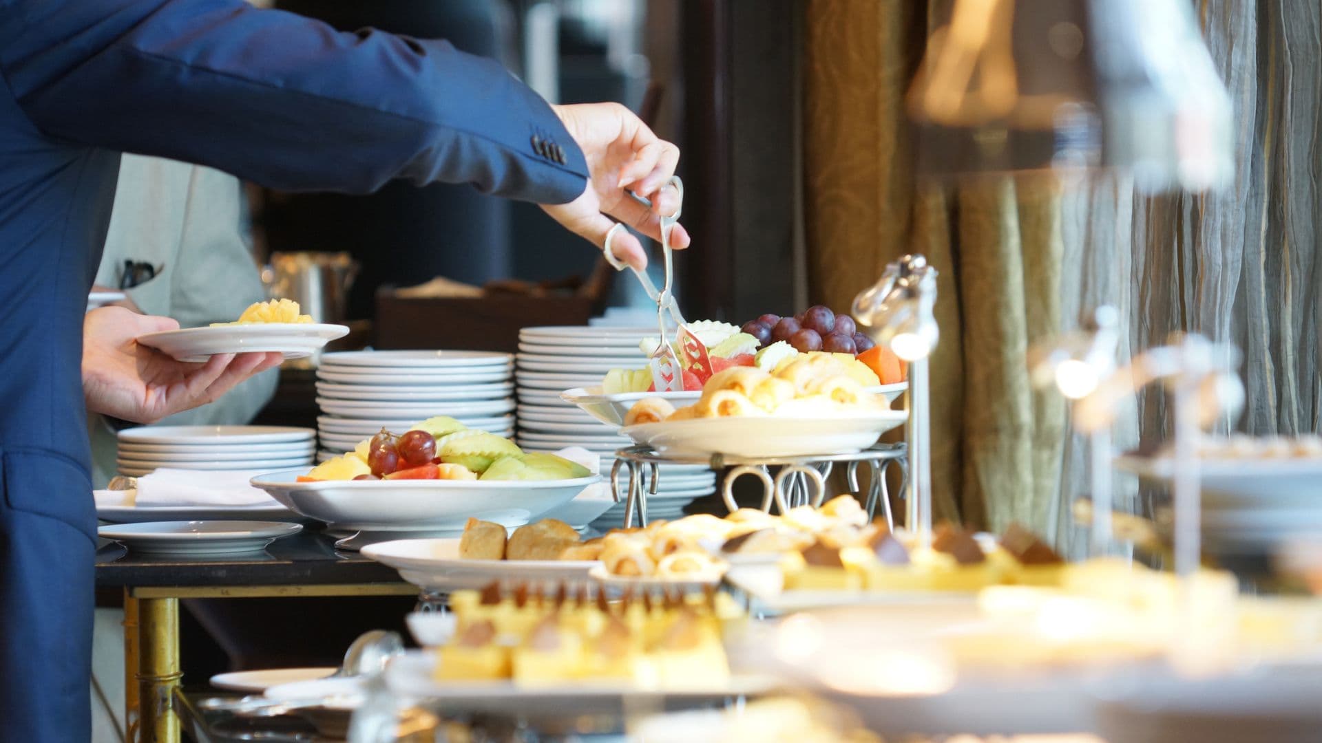 Mezinárodní bufet v hotelu