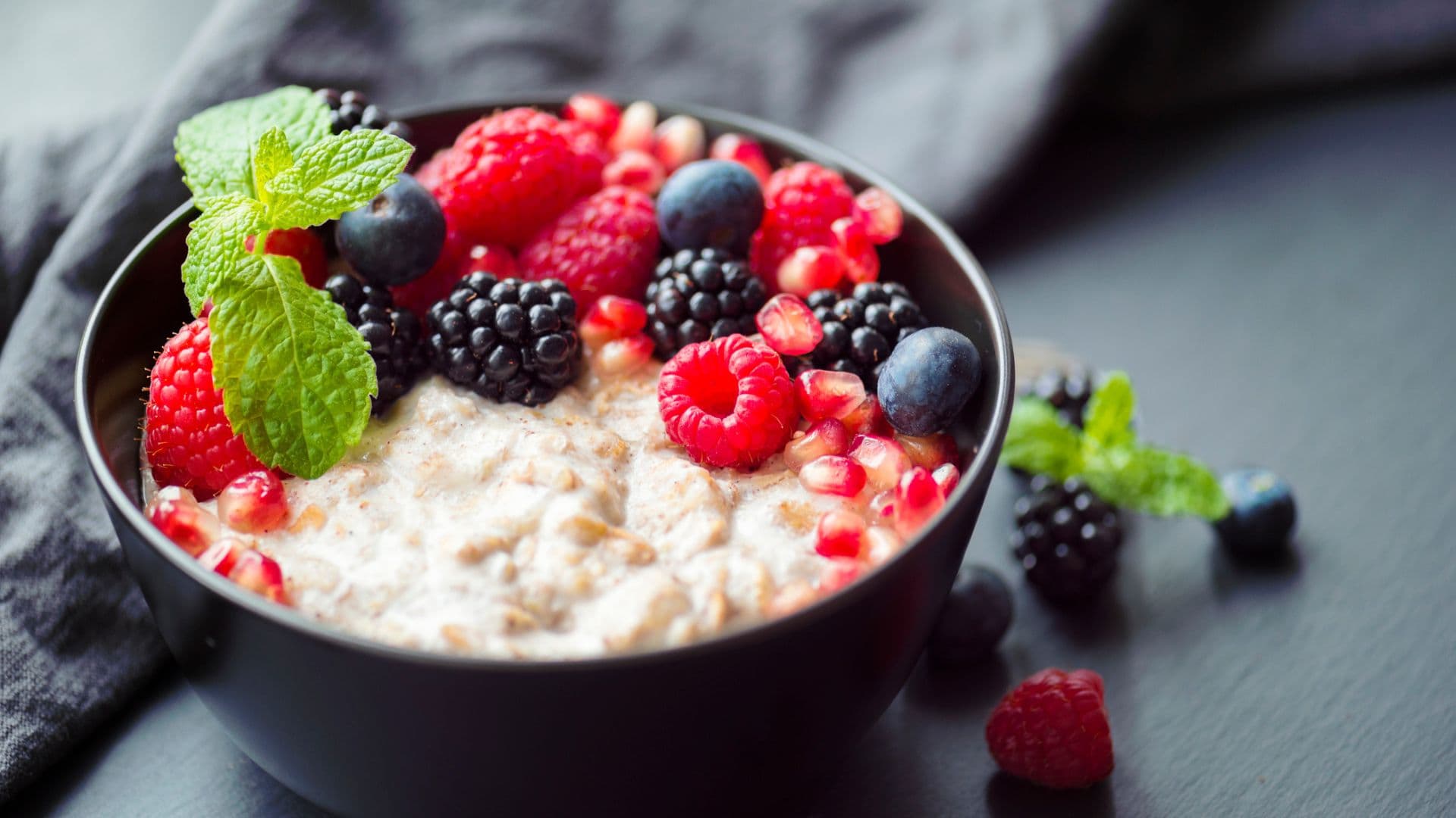 Zdravá bio kaše zdobená lesním ovocem