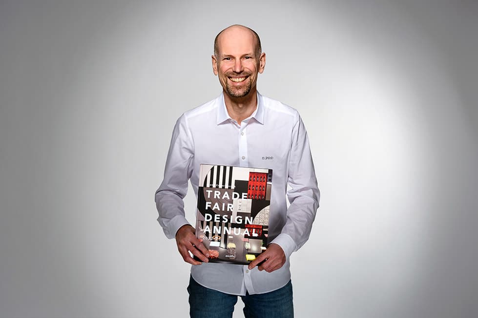 Ausgezeichnet: Markus Brieskorn, Head of Live and Digital Communications, freut sich über die Aufnahme des B.PRO Messestand auf der HostMilano 2021 im Brand Experience & Trade Fair Design Annual 2022/23.