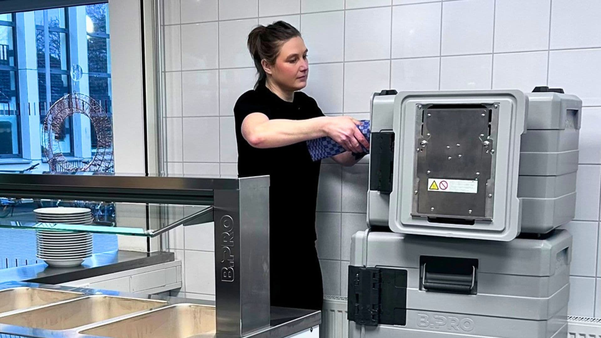 Speisenentnahme aus B-PROTHERM K mit entnehmbarem Heizmodul