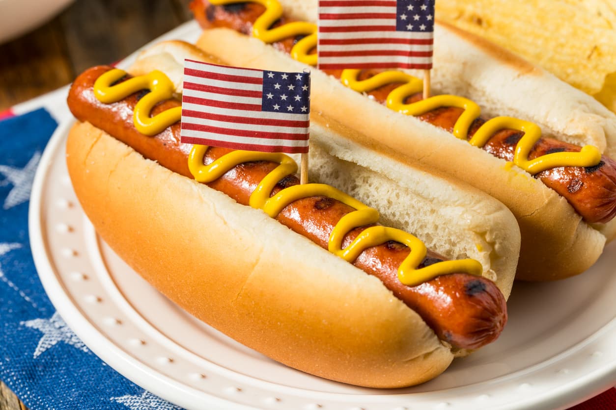 Deux hot-dogs avec des petits drapeaux américains