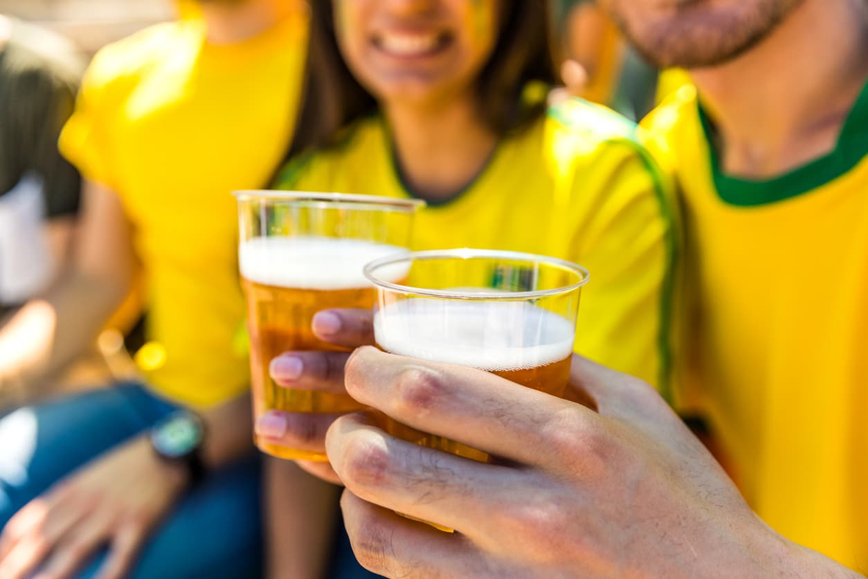 Les supporters brésiliens trinquent avec de la bière